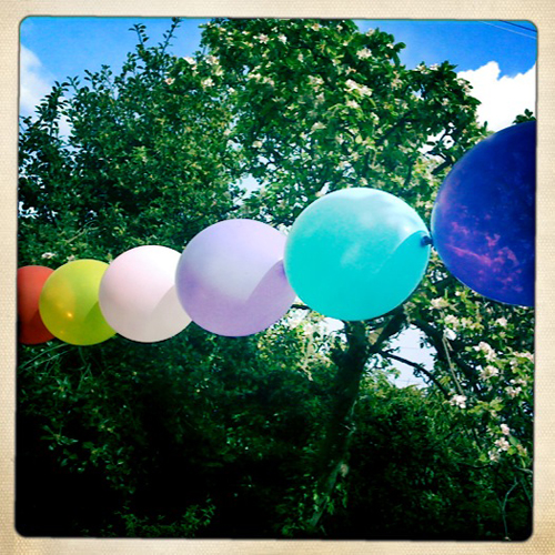 Katy had balloons at her party bien sur